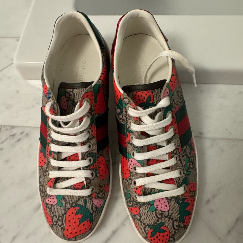 Gucci Red and Green Sneakers Luxurious Design
